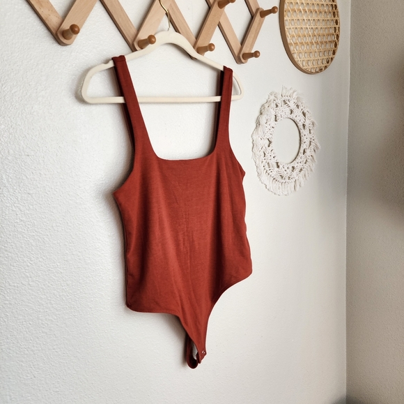 Good American Scuba Modern Tank Bodysuit In Rust - Picture 2 of 9